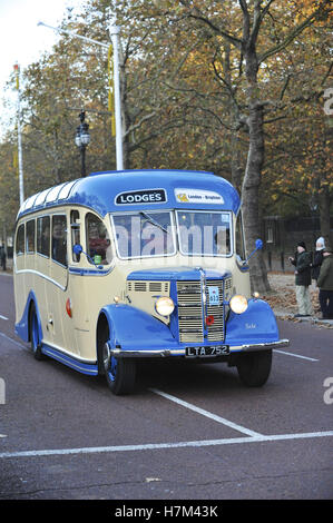 London, UK. 6. November 2016.   Chris Evans (DJ und Persönlichkeit, vollständiger Name: Christopher James Evans) einem Oldtimerbus entlang Constitution Hill während der jährlichen Bonhams London to Brighton Veteran Car Run fahren.  428 Fahrzeuge nahmen an der diesjährigen Run was passiert am ersten Sonntag jedes Jahr im November und erinnert an den ursprünglichen Emanzipation Run des 14. November 1896. Bildnachweis: Michael Preston/Alamy Live-Nachrichten Stockfoto