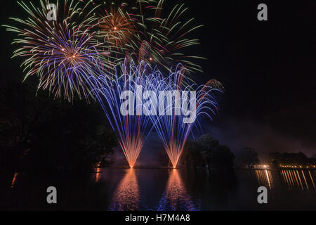 Nachdenken über See Feuerwerk Stockfoto