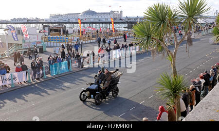 Brighton, Sussex, UK. 6. November 2016. Fahrzeuge in der Nähe von der Ziellinie der Bonhams London to Brighton Veteran Car Run in Madeira fahren Brighton heute Nachmittag Credit: Simon Dack/Alamy Live News Stockfoto