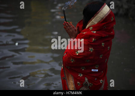 Kathmandu, Nepal. 6. November 2016. Eine nepalesische Hindu-Frau bietet Gebete an die Sonne an den Ufern des Heiligen Bagmati-Fluss während Chhath Festival in Guhyeshwari, Kathmandu, Nepal auf Sonntag, 6. November 2016. Am Chhath, eine alte Festival beobachtet von Hindus, versammeln sich Anhänger am heiligen Fluss, Gebete durch Fasten, Baden und im Wasser stehen für kontinuierliche Zeiträume, Gebete an den Sonnengott, danke und Respekt, Segen für die Erhaltung des Lebens auf der Erde zu suchen anzubieten anzubieten. Bildnachweis: Skanda Gautam/ZUMA Draht/Alamy Live-Nachrichten Stockfoto