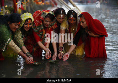 Kathmandu, Nepal. 6. November 2016. Nepalesische Hindu-Frauen Gebete an die Sonne an den Ufern des Heiligen Bagmati-Fluss während Chhath Festival in Guhyeshwari, Kathmandu, Nepal auf Sonntag, 6. November 2016 bietet. Am Chhath, eine alte Festival beobachtet von Hindus, versammeln sich Anhänger am heiligen Fluss, Gebete durch Fasten, Baden und im Wasser stehen für kontinuierliche Zeiträume, Gebete an den Sonnengott, danke und Respekt, Segen für die Erhaltung des Lebens auf der Erde zu suchen anzubieten anzubieten. Bildnachweis: Skanda Gautam/ZUMA Draht/Alamy Live-Nachrichten Stockfoto