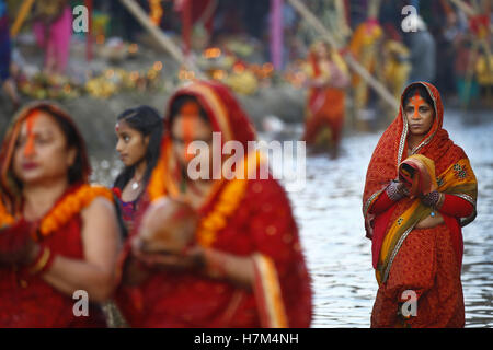 Kathmandu, Nepal. 6. November 2016. Nepalesische Hindu-Frauen Gebete an die Sonne an den Ufern des Heiligen Bagmati-Fluss während Chhath Festival in Guhyeshwari, Kathmandu, Nepal auf Sonntag, 6. November 2016 bietet. Am Chhath, eine alte Festival beobachtet von Hindus, versammeln sich Anhänger am heiligen Fluss, Gebete durch Fasten, Baden und im Wasser stehen für kontinuierliche Zeiträume, Gebete an den Sonnengott, danke und Respekt, Segen für die Erhaltung des Lebens auf der Erde zu suchen anzubieten anzubieten. Bildnachweis: Skanda Gautam/ZUMA Draht/Alamy Live-Nachrichten Stockfoto