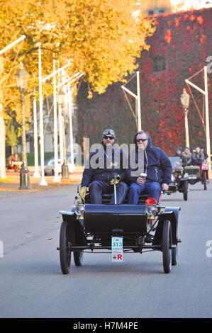 London, UK. 6. November 2016.  Oldtimer und andere motorisierte Fahrzeuge durch die Londoner während des jährlichen Bonhams London to Brighton Veteran Car Run. Das Auto im Vordergrund ist ein 1904 Oldsmobile Runabout. 428 Fahrzeuge nahmen an der diesjährigen Run was passiert am ersten Sonntag jedes Jahr im November und erinnert an den ursprünglichen Emanzipation Run des 14. November 1896. Bildnachweis: Michael Preston/Alamy Live-Nachrichten Stockfoto