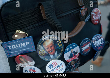 Sioux City, Iowa, USA, 6. November 2016 Fans von Donald Trump Kauf Kampagne Tasten von einem Anbieter außerhalb der SIoux CIty Convention Center vor dem Start der Rallye es heute.  Bildnachweis: mark Reinstein/Alamy Live-Nachrichten Stockfoto