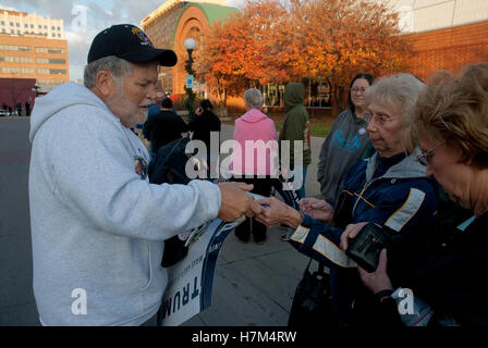 Sioux City, Iowa, USA, 6. November 2016 Fans von Donald Trump Kauf Kampagne Tasten von einem Anbieter außerhalb der SIoux CIty Convention Center vor dem Start der Rallye es heute.  Bildnachweis: mark Reinstein/Alamy Live-Nachrichten Stockfoto