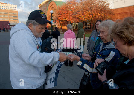 Sioux City, Iowa, USA, 6. November 2016 Fans von Donald Trump Kauf Kampagne Tasten von einem Anbieter außerhalb der SIoux CIty Convention Center vor dem Start der Rallye es heute.  Bildnachweis: mark Reinstein/Alamy Live-Nachrichten Stockfoto