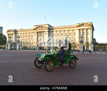 London, UK. 6. November 2016. Herr Doug Hill, 1903, De Dion-Bouton, übergibt Buckingham Palace auf der London, Brighton Veteran Car laufen, 6. November 2016. Bildnachweis: CJM Fotografie/Alamy Live-Nachrichten Stockfoto