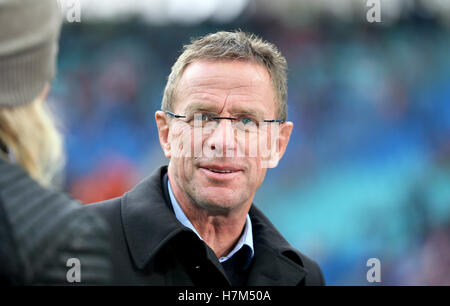 Leipzig, Deutschland. 6. November 2016. Leipziger Sport Direktor Ralf Rangnick Lächeln während der Fußball-Bundesliga-match zwischen RB Leipzig und FSV Mainz 05 bei der Red Bull Arena in Leipzig, Deutschland, 6. November 2016. Foto: JAN WOITAS/Dpa (EMBARGO Bedingungen - Achtung: aufgrund der Akkreditierungsrichtlinien die DFL nur erlaubt die Veröffentlichung und Nutzung von bis zu 15 Bilder pro Spiel im Internet und in Online-Medien während der Partie.) © Dpa/Alamy Live-Nachrichten Stockfoto