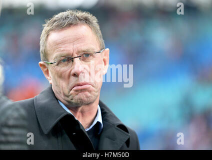 Leipzig, Deutschland. 6. November 2016. Leipzigs Sportdirektor Ralf Rangnick während der Fußball-Bundesliga-match zwischen RB Leipzig und FSV Mainz 05 bei der Red Bull Arena in Leipzig, Deutschland, 6. November 2016. Foto: JAN WOITAS/Dpa (EMBARGO Bedingungen - Achtung: aufgrund der Akkreditierungsrichtlinien die DFL nur erlaubt die Veröffentlichung und Nutzung von bis zu 15 Bilder pro Spiel im Internet und in Online-Medien während der Partie.) © Dpa/Alamy Live-Nachrichten Stockfoto