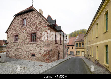 Das Elternhaus (l) von späteren Reformator Martin Luther (1483-1546), fotografiert in Mansfeld, Deutschland, 4. November 2016. Martin Luther lebte in Mansfeld zwischen 1484 und 1497. Foto: PETER ENDIG/dpa Stockfoto