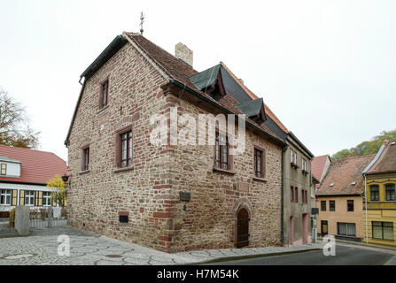 Mansfeld, Deutschland. 4. November 2016. Das Elternhaus (l) von späteren Reformator Martin Luther (1483-1546), fotografiert in Mansfeld, Deutschland, 4. November 2016. Martin Luther lebte in Mansfeld zwischen 1484 und 1497. Foto: PETER ENDIG/Dpa/Alamy Live News Stockfoto