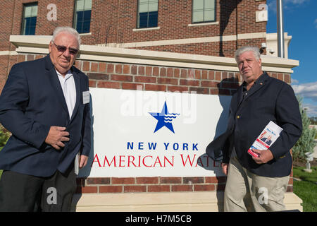 23. Oktober 2016 teilnehmen - Merrick, New York, Vereinigte Staaten von Amerika - L-R, JOHN E. BROOKS, Kandidat der Demokratischen Partei für die New York State Assembly Bezirk 14, und MIKE REID, Kandidat der Demokratischen Partei für New York Legislature, ökologischen und gesellschaftlichen Gruppen Rallye verlangen öffentliche Wasserversorgung und protestieren New York American Water ('' NYAW'') Vorschlag, Bewohner Wasserrechnung um 9,90 % anzuheben. Kandidaten stellen sich neben Firmenschild außerhalb der amerikanischen Wasser Hauptsitz in New York. (Kredit-Bild: © Ann Parry über ZUMA Draht) Stockfoto