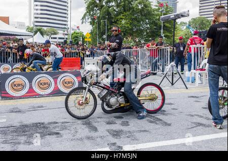 Kuala Lumpur, MALAYSIA. 6. November 2016. Fahrer vorbereiten ihre 150cc Motorrad zu Beginn des Drag-Rennen während der Dataran 201 m ziehen Sie Schlacht 2016 am Merdeka(independence) Square in Kuala Lumpur, Malaysia, am 6. November 2016 Rennen. Bildnachweis: Chris Jung/ZUMA Draht/Alamy Live-Nachrichten Stockfoto