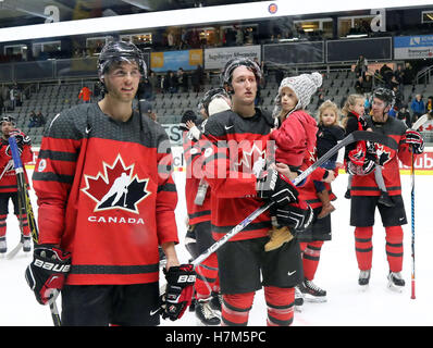 Augsburg, Bayern, Deutschland. 6. November 2016. Kanadische Spieler nach dem Spiel mit ihren Kindern. Eishockey Deutschland Cup team Team Kanada Vs Deutschland, Augsburg, Curt-Frenzel-Eisstadion, 6. November 2016, jedes Jahr im November die Hockey-Deutschland-Cup als Vorbereitung für die IIHF World Championship mit 4 Teams, darunter ein Team aus Nordamerika stattfindet. Team Kanada besteht aus Spielern in Europa. © Wolfgang Fehrmann/ZUMA Draht/Alamy Live-Nachrichten Stockfoto
