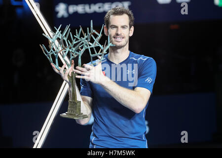 Paris, Frankreich. 6. November 2016. BNP PARIBAS MASTERS (End-) FEDERATION FRANCAISE DE TENNIS - Andy Murray (GBR) präsentiert seine Trophee - Credit: Yan Lerval/Alamy Live News Stockfoto