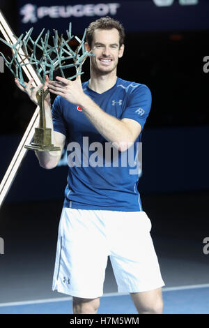 Paris, Frankreich. 6. November 2016. BNP PARIBAS MASTERS (End-) FEDERATION FRANCAISE DE TENNIS - Andy Murray (GBR) präsentiert seine Trophee - Credit: Yan Lerval/Alamy Live News Stockfoto