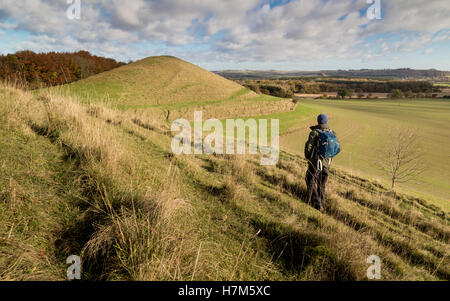 Cley Hill, Warminster, Wiltshire, UK. 6. November 2016. Am frühen Morgen Frost wich einer glorreichen frühen Nachmittag Sonnenschein über der antiken Landschaft-Funktion in der Nähe von Longleat Safari Park. Wanderer trotzten die frischen und windigen Bedingungen auf dem Gipfel der historischen Wallburg in atemberaubende Aussicht über die Landschaft Wiltshire zu. Bildnachweis: Wayne Farrell/Alamy Live-Nachrichten Stockfoto