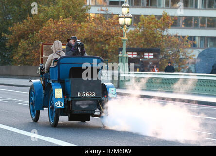 London, UK. 6. November 2016. Bonhams London to Brighton Veteran Car Run. Teilnehmer in der Bonhams London to Brighton Veteran Car Run, macht ihren Weg über die Westminster Bridge. Bildnachweis: Paul Marriott/Alamy Live-Nachrichten Stockfoto