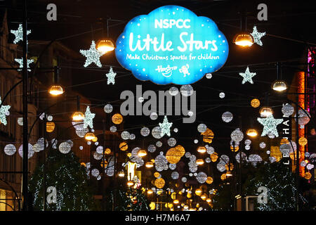 London, UK. 6. November 2016. Die Oxford Street Weihnachtsschmuck und Lichter vertauscht worden und in diesem Jahr das Thema ist Little Stars zugunsten der NSPCC. Bildnachweis: Paul Brown/Alamy Live-Nachrichten Stockfoto