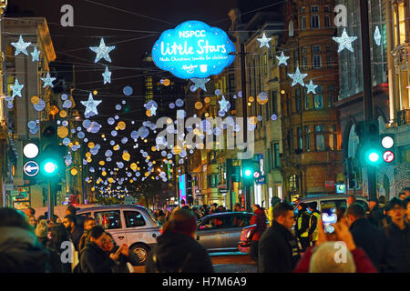 London, UK. 6. November 2016. Die Oxford Street Weihnachtsschmuck und Lichter vertauscht worden und in diesem Jahr das Thema ist Little Stars zugunsten der NSPCC. Bildnachweis: Paul Brown/Alamy Live-Nachrichten Stockfoto