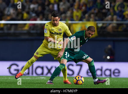 Nicola Sansone von Villarreal CF und Joaquin Sanchez von Betis Sevilla in der Primera División entsprechen im Estadio El Madrigal, Villarreal Bild von Maria Jose Segovia/Focus Bilder Ltd + 34 660052291 06/11/2016 Stockfoto