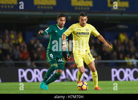 Nicola Sansone von Villarreal CF und Petros von Betis Sevilla in der Primera División entsprechen im Estadio El Madrigal, Villarreal Bild von Maria Jose Segovia/Focus Bilder Ltd + 34 660052291 06/11/2016 Stockfoto