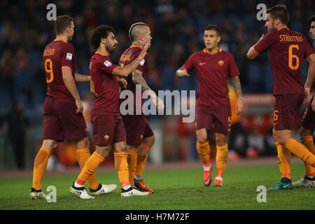 Rom, Italien. 6. November 2016. 06.11.2016. Stadio Olimpico, Rom, Italien. Serie A Fußball. Roma im Vergleich zu Bologna. Salah feiert die Gol mit seinen Teamkollegen. Bildnachweis: Marco Iacobucci/Alamy Live-Nachrichten Stockfoto