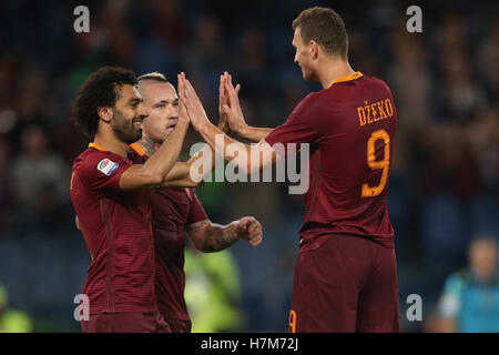 Rom, Italien. 6. November 2016. 06.11.2016. Stadio Olimpico, Rom, Italien. Serie A Fußball. Roma im Vergleich zu Bologna. Salah feiert die Gol mit seinen Teamkollegen. Bildnachweis: Marco Iacobucci/Alamy Live-Nachrichten Stockfoto