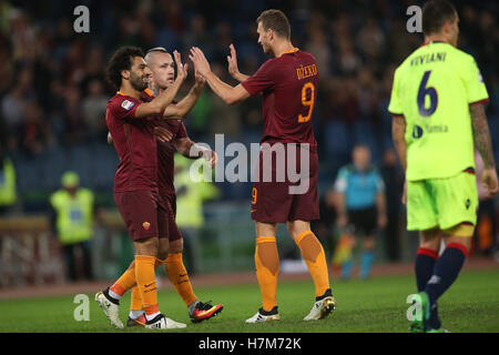 Rom, Italien. 6. November 2016. 06.11.2016. Stadio Olimpico, Rom, Italien. Serie A Fußball. Roma im Vergleich zu Bologna. Salah feiert die Gol mit seinen Teamkollegen. Bildnachweis: Marco Iacobucci/Alamy Live-Nachrichten Stockfoto