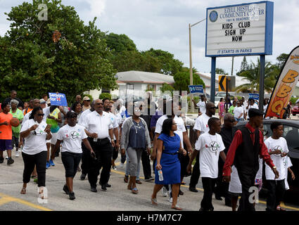 Boynton Beach, FL, USA. 6. November 2016. Menschen marschieren in einer Seelen der Umfragen Veranstaltung in Boynton Beach am Sonntag, Nov.6, 2016. Wähler marschierten von St. Johns Missionary Baptist Church auf die frühen voting Website an Ezell Hester Community Center in Boynton Beach. Die Idee hinter Seelen zu den Urnen ist, Menschen zu frühen Wahllokale direkt vom sonntäglichen Gottesdienst besuchen. (Maria Lorenzino/Sun-Sentinel) © Sun-Sentinel/ZUMA Draht/Alamy Live-Nachrichten Stockfoto