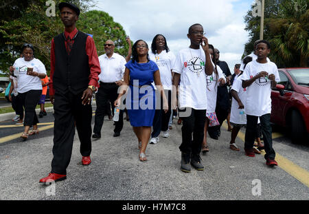 Boynton Beach, FL, USA. 6. November 2016. Reverend Richard Dames (links in rot) führt ein Seelen zu den Umfragen Marsch in Boynton Beach am Sonntag, Nov.6, 2016. Wähler marschierten von St. Johns Missionary Baptist Church auf die frühen voting Website an Ezell Hester Community Center in Boynton Beach. Die Idee hinter Seelen zu den Urnen ist, Menschen zu frühen Wahllokale direkt vom sonntäglichen Gottesdienst besuchen. (Maria Lorenzino/Sun-Sentinel) © Sun-Sentinel/ZUMA Draht/Alamy Live-Nachrichten Stockfoto