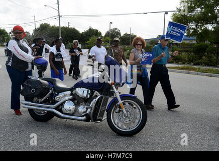 Boynton Beach, FL, USA. 6. November 2016. Adriane Lewis, der die Boynton Beach geboren Trittbrettfahrer, hilft bei der Flugsicherung als Menschen März während einer Seelen der Umfragen Veranstaltung in Boynton Beach am Sonntag, Nov.6, 2016. Wähler marschierten von St. Johns Missionary Baptist Church auf die frühen voting Website an Ezell Hester Community Center in Boynton Beach. Die Idee hinter Seelen zu den Urnen ist, Menschen zu frühen Wahllokale direkt vom sonntäglichen Gottesdienst besuchen. (Maria Lorenzino/Sun-Sentinel) © Sun-Sentinel/ZUMA Draht/Alamy Live-Nachrichten Stockfoto