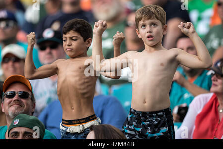 Miami Gardens, Florida, USA. 6. November 2016. Fans flex im Hard Rock Stadium in Miami Gardens, Florida am 6. November 2016. Bildnachweis: Allen Eyestone/The Palm Beach Post/ZUMA Draht/Alamy Live-Nachrichten Stockfoto