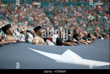 Miami Gardens, Florida, USA. 6. November 2016. Soldaten halten die Fahne während der Nationalhymne im Hard Rock Stadium in Miami Gardens, Florida am 6. November 2016. Bildnachweis: Allen Eyestone/The Palm Beach Post/ZUMA Draht/Alamy Live-Nachrichten Stockfoto