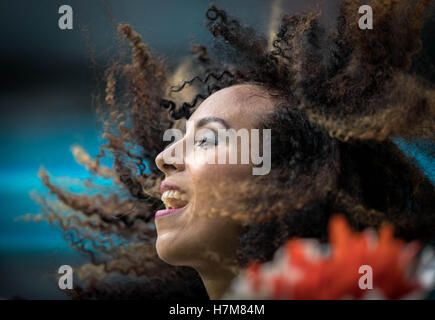 Miami Gardens, Florida, USA. 6. November 2016. Miami Dolphins Cheerleader führt auf Hard Rock Stadium in Miami Gardens, Florida am 6. November 2016. Bildnachweis: Allen Eyestone/The Palm Beach Post/ZUMA Draht/Alamy Live-Nachrichten Stockfoto