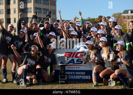 Washington, DC, USA. 6. November 2016. 20161106 - die Georgetown Frauen Fußball-Team feiert seinen Gewinn der Big East Conference Turnier Finale gegen Marquette in Shaw Field in Washington. © Chuck Myers/ZUMA Draht/Alamy Live-Nachrichten Stockfoto