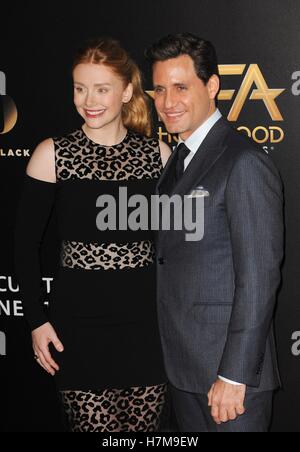 Beverly Hills, CA. 6. November 2016. Bryce Dallas Howard, Edgar Ramirez im Ankunftsbereich für das 20. Annual Hollywood Film Awards, The Beverly Hilton Hotel, Beverly Hills, CA 6. November 2016. Bildnachweis: Elizabeth Goodenough/Everett Collection/Alamy Live-Nachrichten Stockfoto