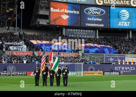 New York, Vereinigte Staaten von Amerika. 6. November 2016. New York, NY USA - 6. November 2016: Atmosphäre während der Eröffnungsfeier der MLS Cup Eastern Conference Halbfinale zwischen New York City FC & Toronto FC im Yankee Stadium Toronto 5-0 Credit gewann: Lev Radin/Alamy Live-Nachrichten Stockfoto