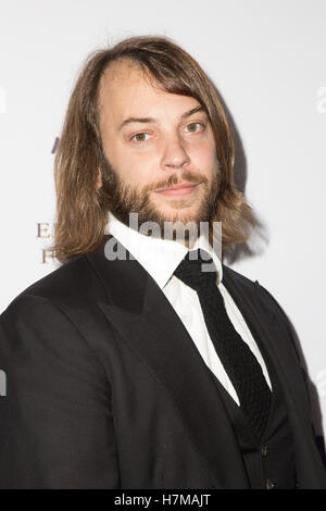 Hollywood, Kalifornien, USA. 6. November 2016.  Schauspieler/Produzent Angus Sutherland besucht das 19. jährliche Arpa International Film Festival in der Egyptian Theatre in Hollywood, Kalifornien, USA. Angus Sutherland ist der Sohn von Schauspieler Donald Sutherland und Schauspielerin Francine Racette. Bildnachweis: Sheri Determan / Alamy Live News Stockfoto