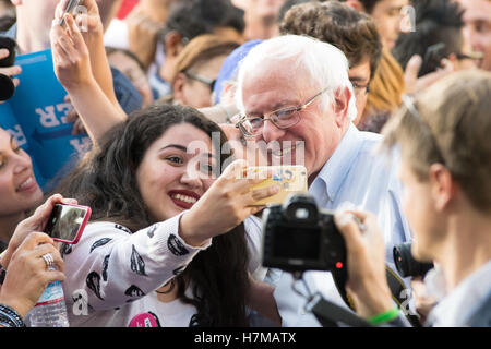 Las Vegas, Nevada, USA. 6. November 2016. Senator Bernie Sanders begrüßt das Publikum nach einer GOTV-Kundgebung am 6. November 2016 auf dem CSN-Campus Nord in Las Vegas, NV. Bildnachweis: Das Foto Zugang/Alamy Live-Nachrichten Stockfoto