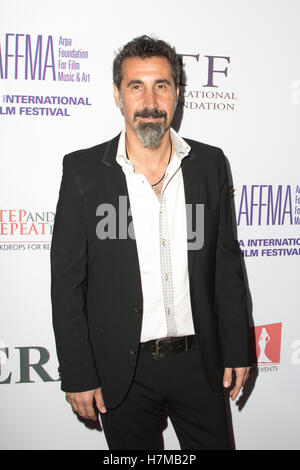 Hollywood, Kalifornien, USA. 6. November 2016. Sänger Serj Tankian, Sieger des Career Achievement Award, besucht die 19. jährlichen Arpa International Film Festival in der Egyptian Theatre in Hollywood, Kalifornien, USA. Serj Tankian ist Komponist, Aktivist und Sänger der Armenian-American Heavy Metal Rock Band System of a Down. Credit: Sheri Determan/Alamy leben Nachrichten Stockfoto