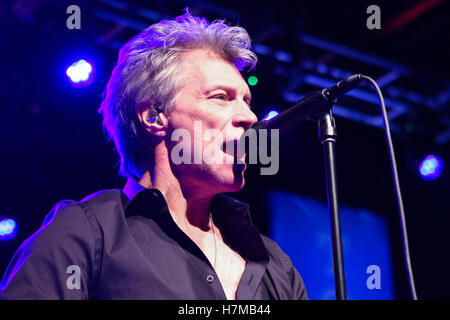 Charlotte, North Carolina, USA. 6. November 2016. Jon Bon Jovi führt auf The Fillmore Charlotte am 6. November 2016 für Charlotte Liebe Trumpf hasse Konzert und Wähler raus und am Dienstag, den 8. November stimmen zu erinnern. Krediten: Das Foto Zugang zu / Stockfoto