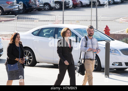 Las Vegas, Nevada, USA. 6. November 2016. Catherine Cortez Masto Ankunft einer GOTV-Kundgebung am 6. November 2016 an der College of Southern Nevada Campus Nord in Las Vegas, NV. Bildnachweis: Das Foto Zugang/Alamy Live-Nachrichten Stockfoto