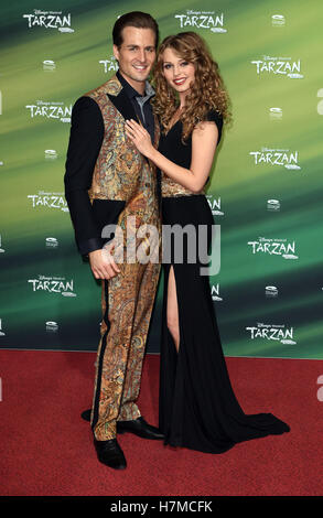 Oberhausen, Deutschland. 6. November 2016. Schauspieler Alexander Klaws (Tarzan) und Tessa Sunniva van (Jane) Ankunft bei der Premiere des musical Tarzan in Oberhausen, Deutschland, 6. November 2016. Foto: Henning Kaiser/Dpa/Alamy Live News Stockfoto