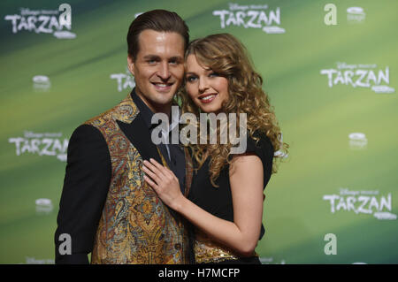 Oberhausen, Deutschland. 6. November 2016. Schauspieler Alexander Klaws (Tarzan) und Tessa Sunniva van (Jane) Ankunft bei der Premiere des musical Tarzan in Oberhausen, Deutschland, 6. November 2016. Foto: Henning Kaiser/Dpa/Alamy Live News Stockfoto