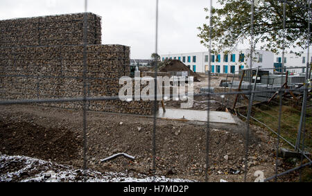 München, Deutschland. 7. November 2016. Eine Steinmauer kann auf der Baustelle eines Flüchtlingslagers in München, 7. November 2016 zu sehen. Bewohner umgesetzt die Wand für den Lärmschutz im Stadtteil Neuperlach. Die Unterkunft für Jugendliche Flüchtlinge ist noch nicht in Betrieb. Foto: SVEN HOPPE/DPA/Alamy Live-Nachrichten Stockfoto