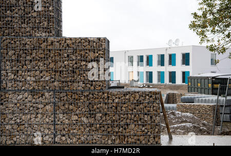 München, Deutschland. 7. November 2016. Eine Steinmauer kann auf der Baustelle eines Flüchtlingslagers in München, 7. November 2016 zu sehen. Bewohner umgesetzt die Wand für den Lärmschutz im Stadtteil Neuperlach. Die Unterkunft für Jugendliche Flüchtlinge ist noch nicht in Betrieb. Foto: SVEN HOPPE/DPA/Alamy Live-Nachrichten Stockfoto