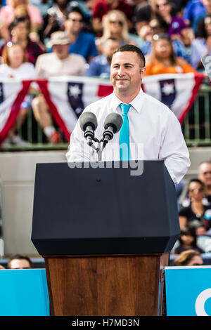 Kissimmee, Florida, USA 6. November 2016 Florida Kongreßanwärter Darren Soto spricht bei Präsident Barack Obama-Kampagne-Rallye für Hillary Clinton auf Sonntag, 6. November 2016 am Erbe-Park in Kissimmee, Florida. Credit: Foto Zugang/Alamy Li Stockfoto