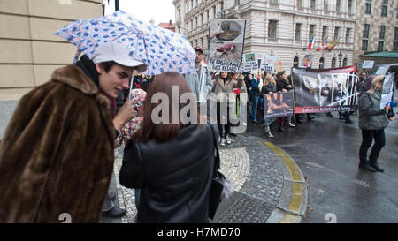 Mehrere Hundert Aktivisten, Tierkostüme, beteiligte sich an einer Demonstration gegen Pelzfarmen in der Mitte, 6. November 2016 tragen. Nächste Woche ist der Abgeordnetenkammer zu beginnen, über eine Änderung des Gesetzes über den Schutz der Tiere und verhindert Grausamkeit zu ihnen, die Pelzfarmen verbieten würde. Züchter der Nerze und Füchse für Pelz haben der Änderungsantrag abgelehnt. Teilnehmer in der Marsch, der Bild-Tier-Protektoren-Vereinigung trugen Transparente mit Parolen gegen Pelz Tierzucht. Stockfoto