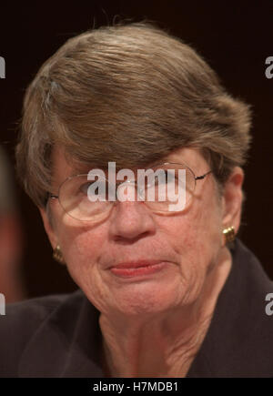 Washington, District Of Columbia, USA. 13. April 2004. Washington, DC - 13. April 2004--ehemaliger Attorney General Janet Reno bezeugt vor die Nationalkommission auf terroristische Angriffe auf die Vereinigten Staaten (9 / 11 Commission) in Washington, DC am 13.April, 2004.Credit: Ron Sachs/CNP. [Einschränkung: kein New Yorker U-Bahn oder anderen Zeitungen im Umkreis 75 Meilen von New York City] © Ron Sachs/CNP/ZUMA Draht/Alamy Live News Stockfoto